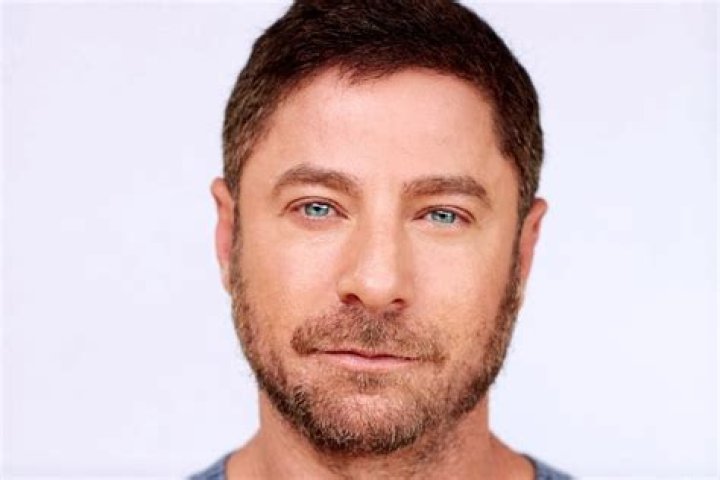 Aaron Kirman wiki, bio, dating status, net worth & interesting facts.