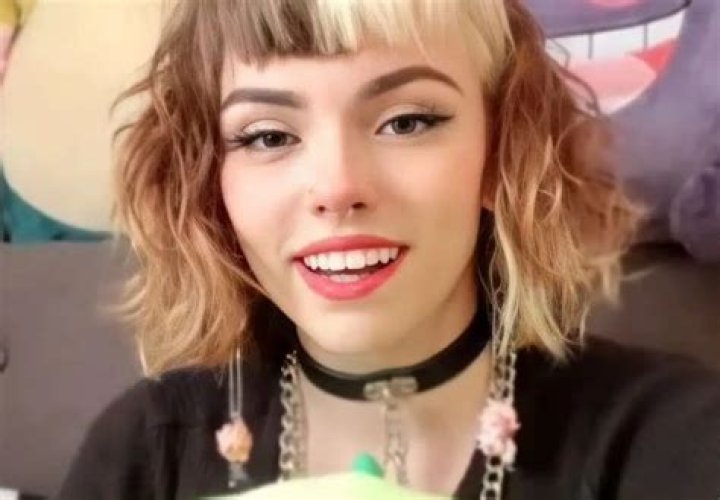 Emma Langevin No Makeup 2023: How Does She Look?