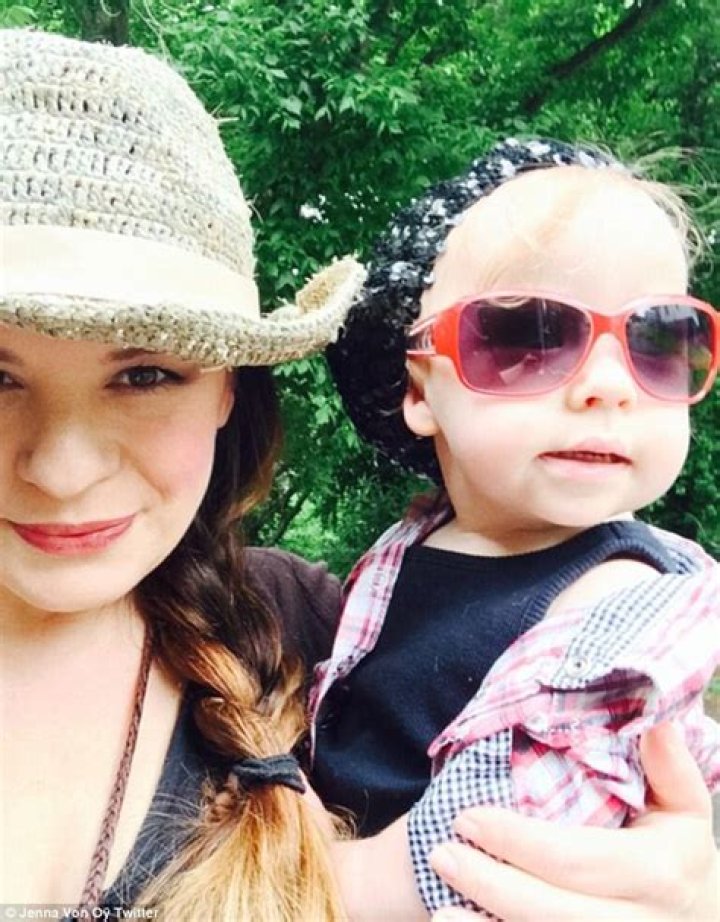 
Meet Gray Audrey Bratcher – Photos of Jenna Von Oy’s Daughter With Brad Bratcher
